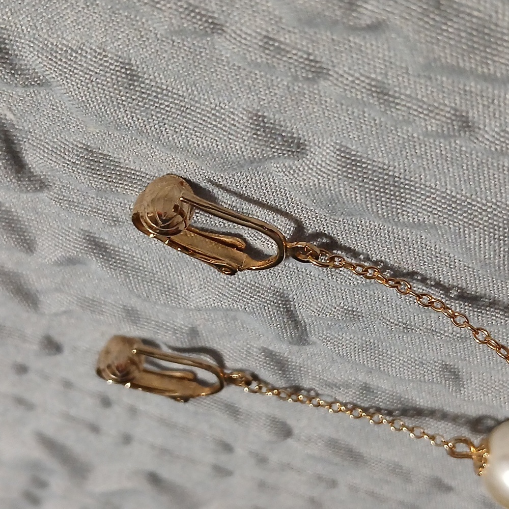 2/25👑Sarah Coventry Gold Pearl Drop Dangle Clip On Earrings - Picture 6 of 7